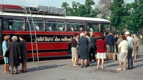 Touristen vor einem Reisebus im Jahr 1968 auf dem Weg nach Griechenland
