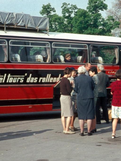 Touristen vor einem Reisebus im Jahr 1968 auf dem Weg nach Griechenland