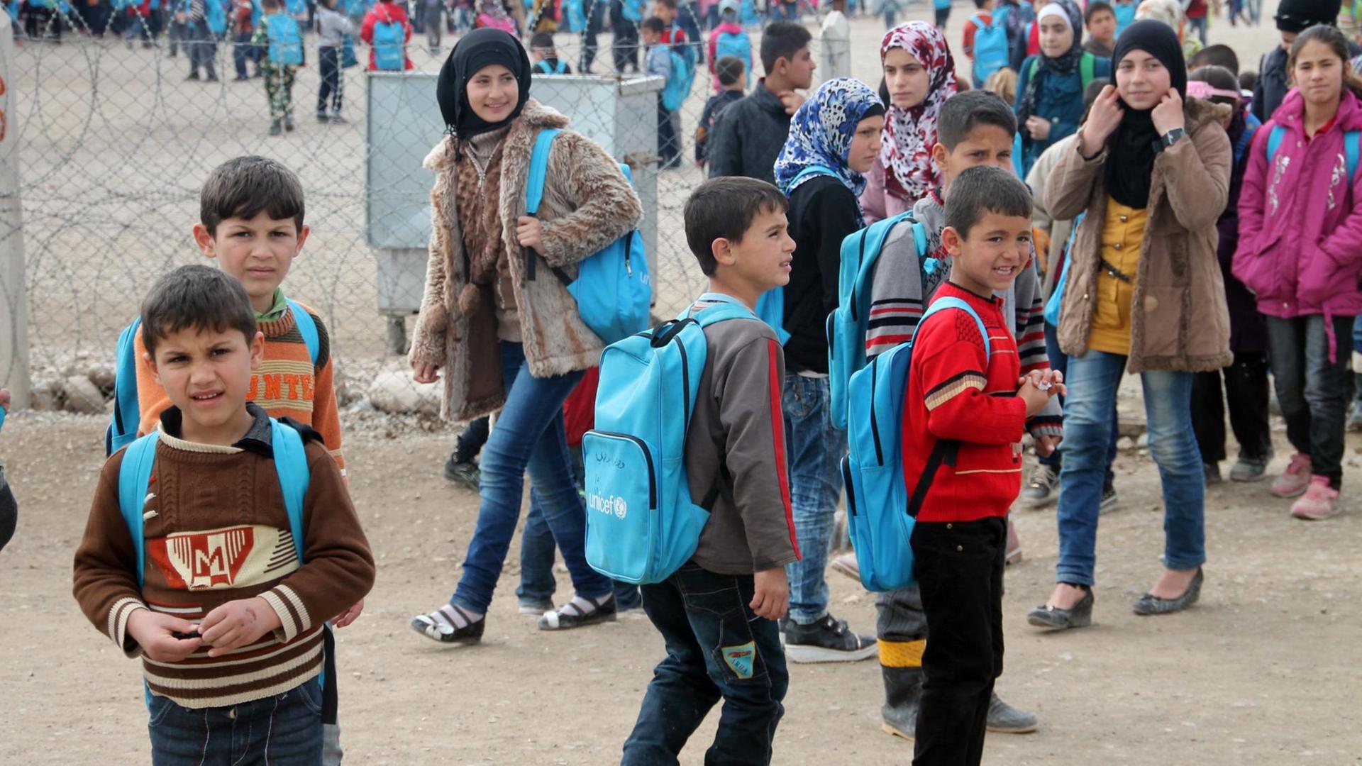 Schulkinder stehen am 03.03.2015 vor der Schule im Camp in Kahramanmaras.