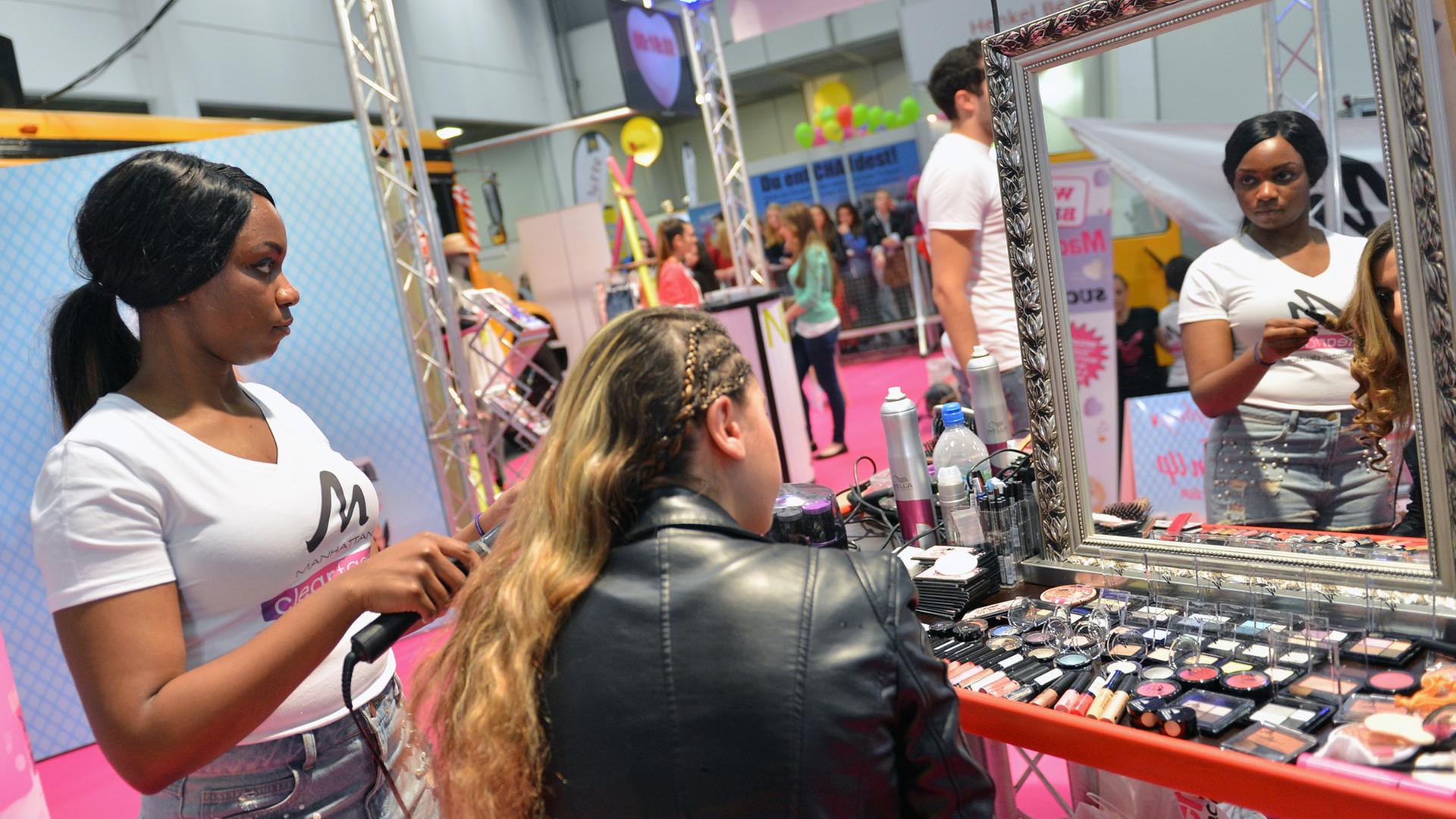 Visagistin Steffi schminkt eine Jugendliche auf der Berliner Jugendmesse "You" (aufgenommen 2013)