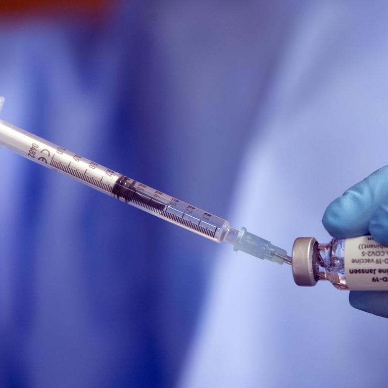Amelie Fromen, Impfärztin des Düsseldorfer Impfzentrums, zieht eine Spritze mit dem Impfstoff von Johnson & Johnson auf. In Nordrhein-Westfalen sind weitere Wohnungslose gegen Corona geimpft worden.