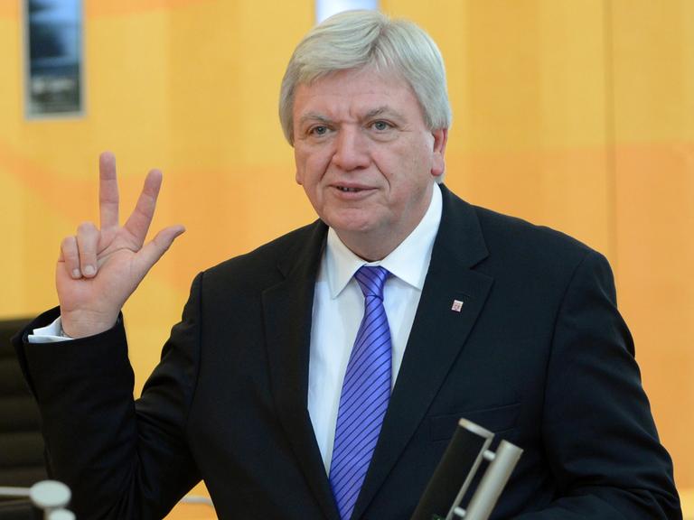 Der hessische Ministerpräsident Volker Bouffier (CDU) legt am 18.01.2014 in der konstituierenden Sitzung des Landtags in Wiesbaden nach seiner Wiederwahl seinen Eid ab.
