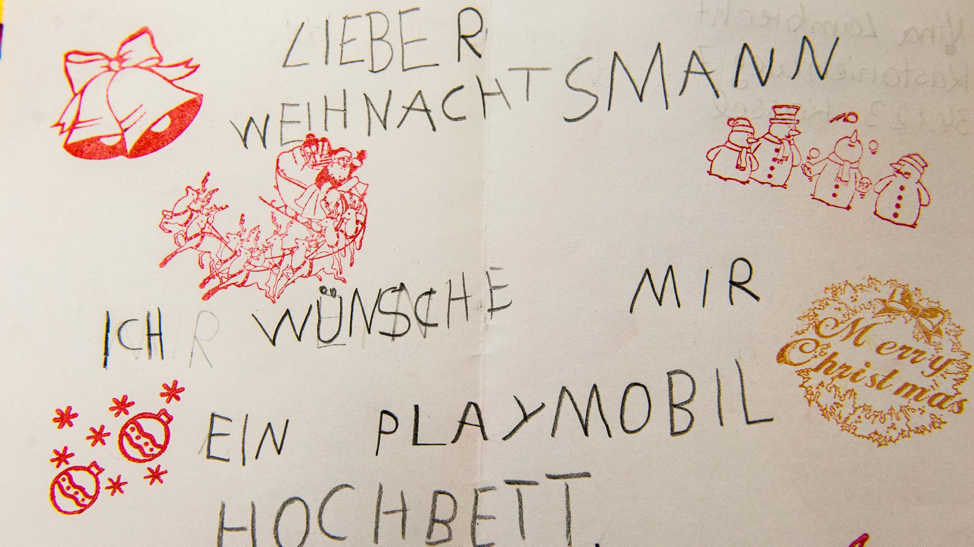 "Lieber Weihnachtsmann ich wünsche mir ein Playmobil Hochbett", steht auf einem Wunschzettel im Weihnachtspostamt im Hildesheimer Stadtteil Himmelsthür (Niedersachsen).