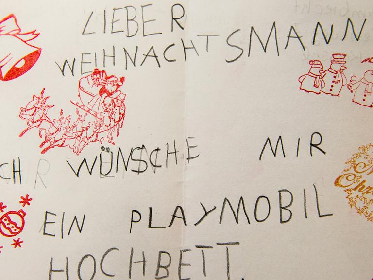 "Lieber Weihnachtsmann ich wünsche mir ein Playmobil Hochbett", steht auf einem Wunschzettel im Weihnachtspostamt im Hildesheimer Stadtteil Himmelsthür (Niedersachsen).