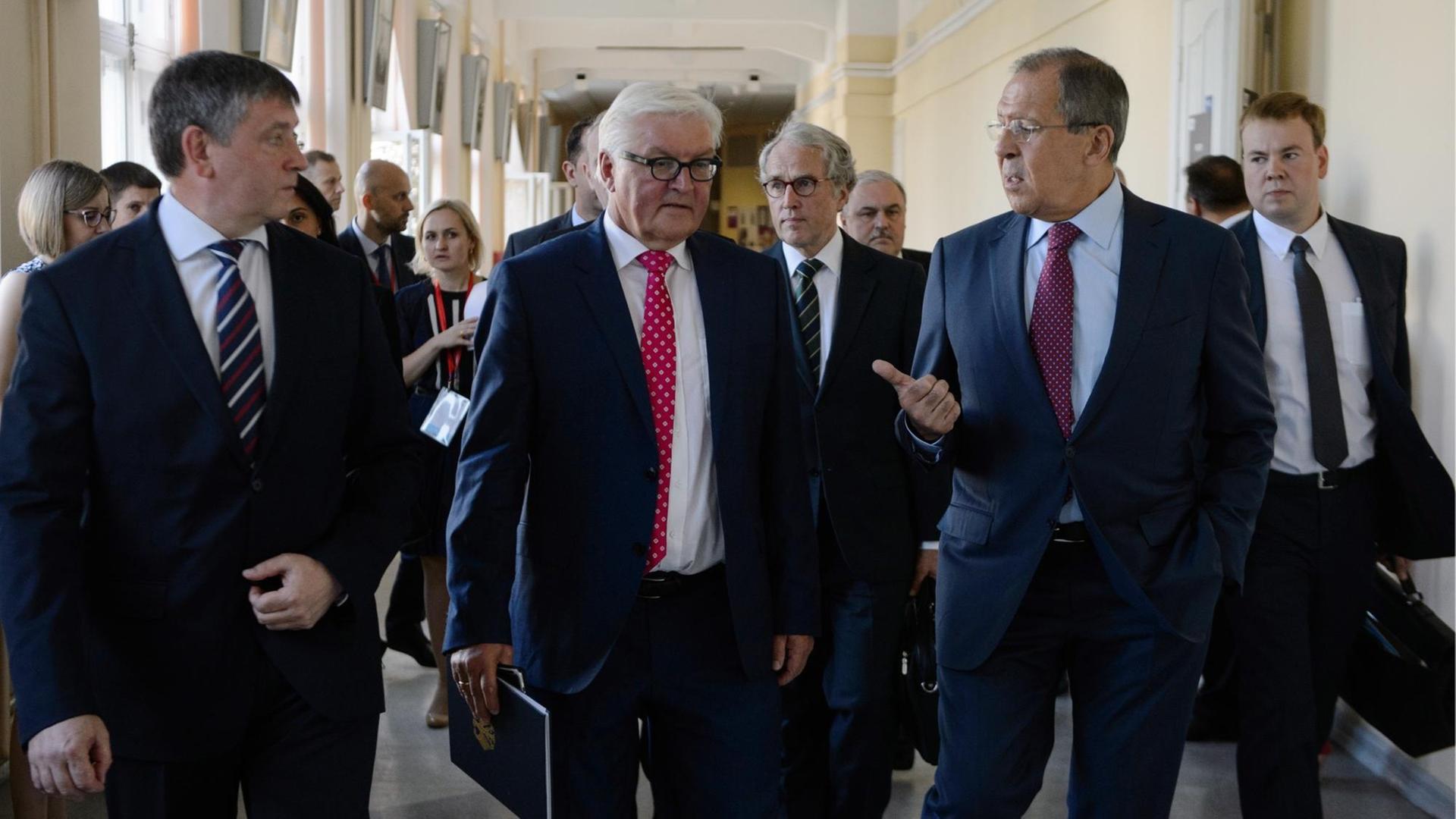 Die Außenminister Deutschlands und Russlands, Steinmeier und Lawrow, bei einem gemeinsamen Besuch in der Universität von Jekaterinburg.