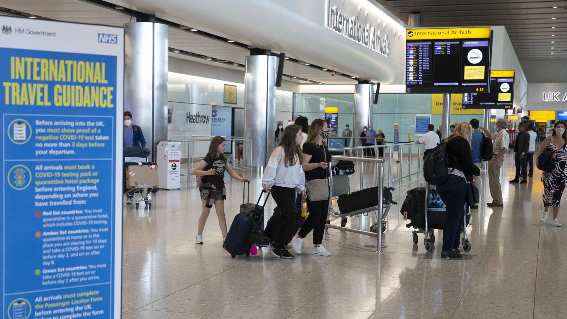 Passagiere laufen durch ein Terminal im Londoner Flughafen Heathrow. Passagiere laufen durch ein Terminal im Londoner Flughafen Heathrow.