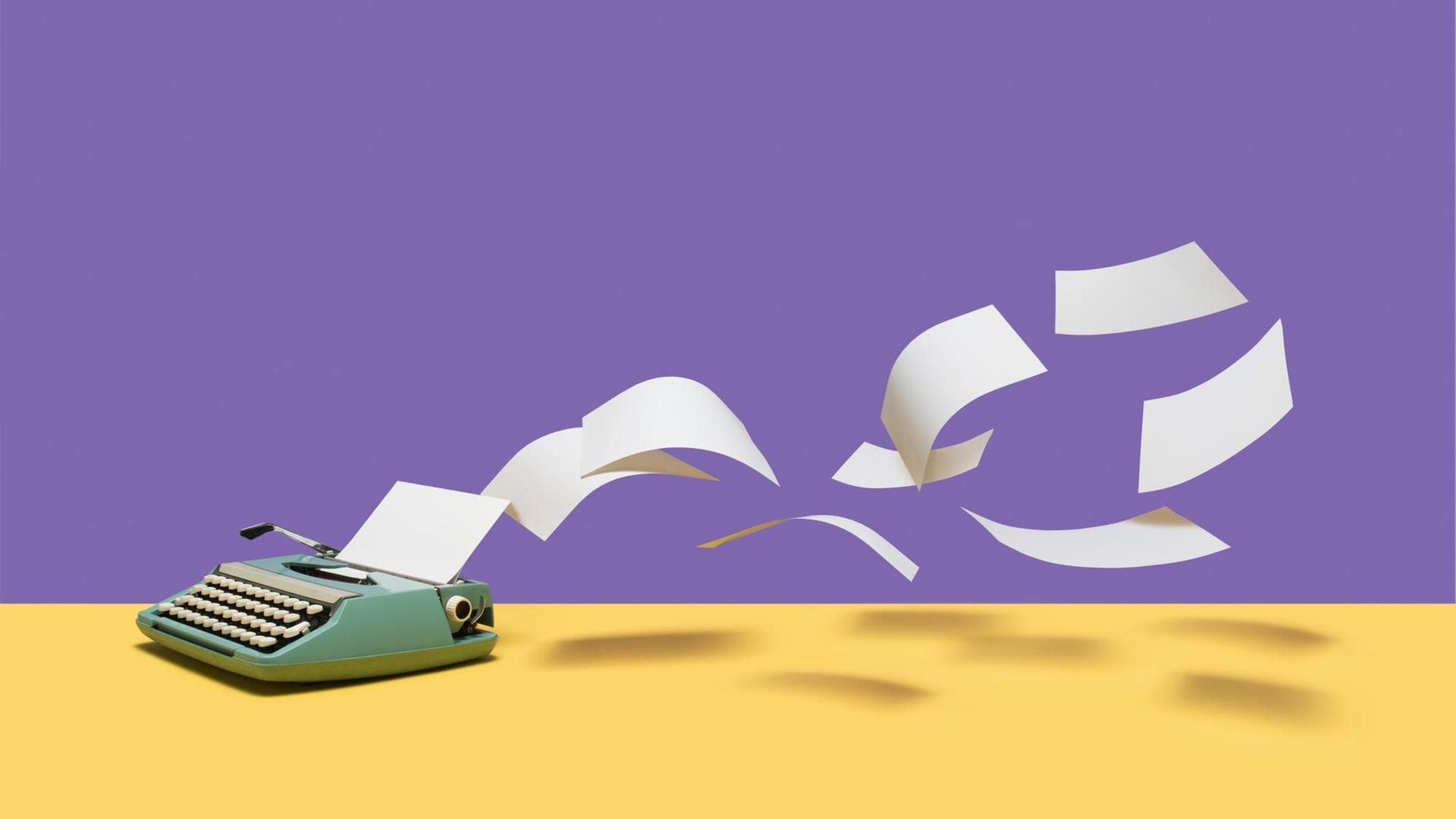 Vor einem gelb-lila Hintergrund steht eine Vintage-Schreibmaschine aus der viele weiße Blätter fliegen.