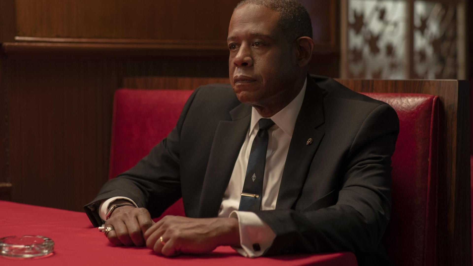 Die Filmszene zeigt Forest Whitaker als Bumpy Johnson in der Serie "Godfather of Harlem".