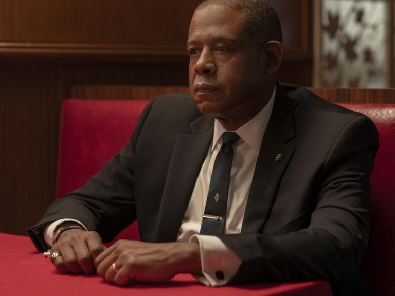 Die Filmszene zeigt Forest Whitaker als Bumpy Johnson in der Serie "Godfather of Harlem".