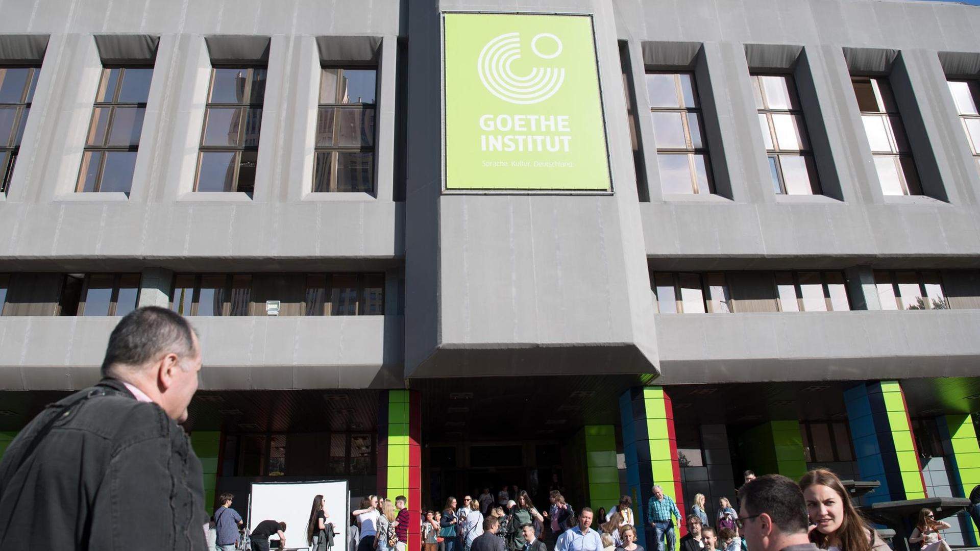 Das Foto zeigt das Goethe-Institut in Moskau. Vor dem Gebäude stehen und gehen Menschen.