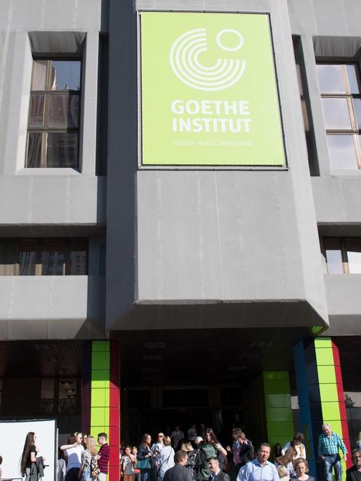 Das Foto zeigt das Goethe-Institut in Moskau. Vor dem Gebäude stehen und gehen Menschen.