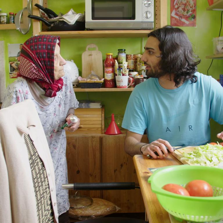 Szene aus der Generationen-Langzeitbeobachtung "20-40-60: Unser Leben!" des ZDF: Der 20-jährige Ehsan ist mit seiner 93-jährigen Großmutter, mit der er gemeinsam in einer Wohnung lebt, in der Küche zu sehen.  

