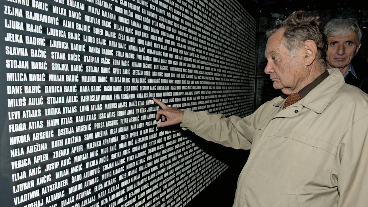 Ein Mann sucht den Namen eines Verwandten, der im Zweiten Weltkrieg im Konzentrationslager Jasenovac ermordet wurde.