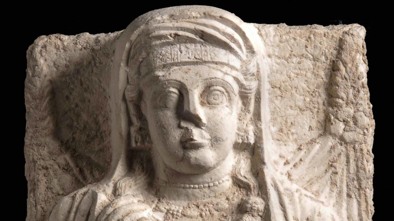 Die aus Kalkstein gefertigte und restaurierte Büste einer Frau aus dem 2. bis 3. Jahrhundert nach Christus, die aus der syrischen Stadt Palmyra stammt. Die aus Kalkstein gefertigte und restaurierte Büste einer Frau aus dem 2. bis 3. Jahrhundert nach Christus, die aus der syrischen Stadt Palmyra stammt.
