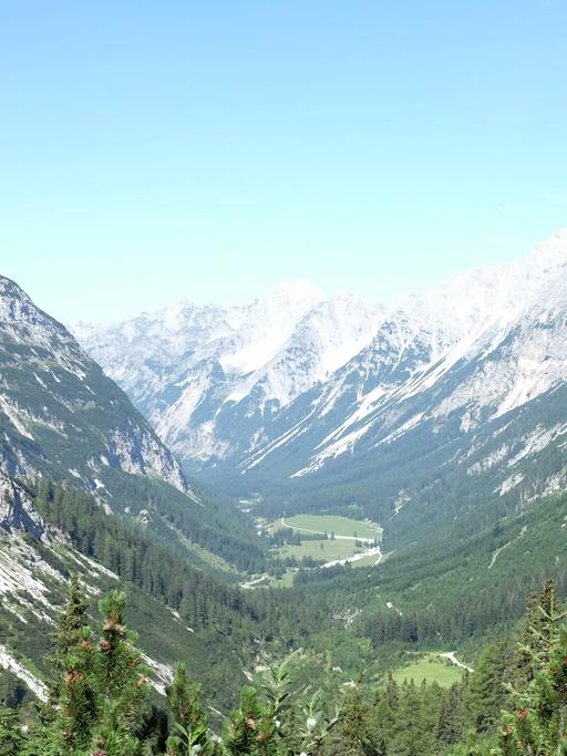 Blick in das Karwendeltal auf dem Weg zum Karwendelhaus
