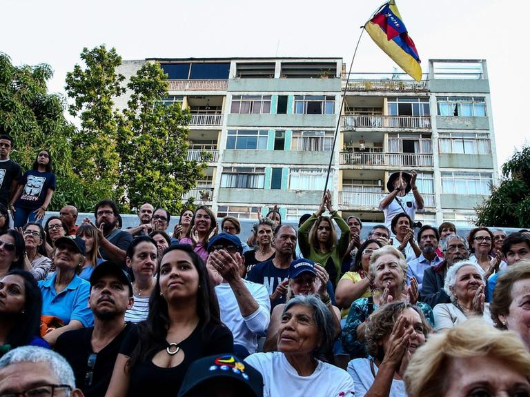 16.03.2019, Venezuela, Caracas: CARACAS, VENEZUELA - MARCH 16, 2019: People take part in an opposition rally. Valery Sharifulin/TASS Foto: Valery Sharifulin/TASS/dpa