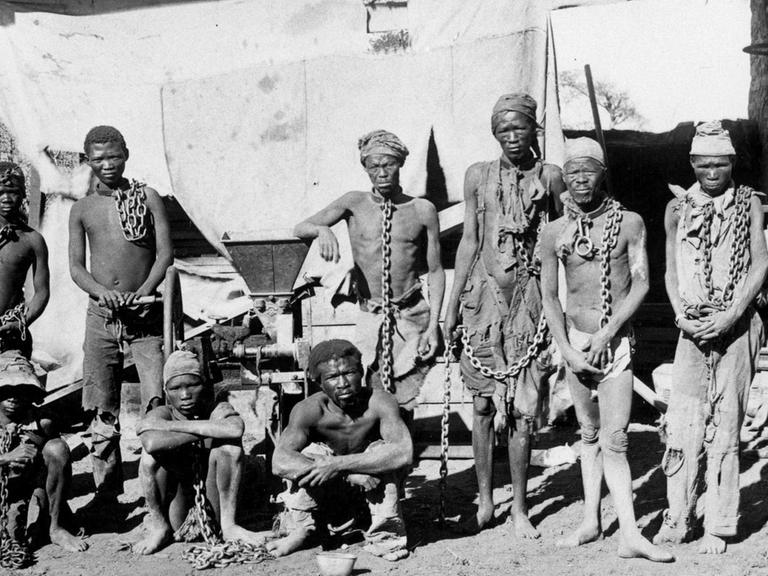 Herero- und Nama-Gefangene um 1904 im heutigen Namibia.