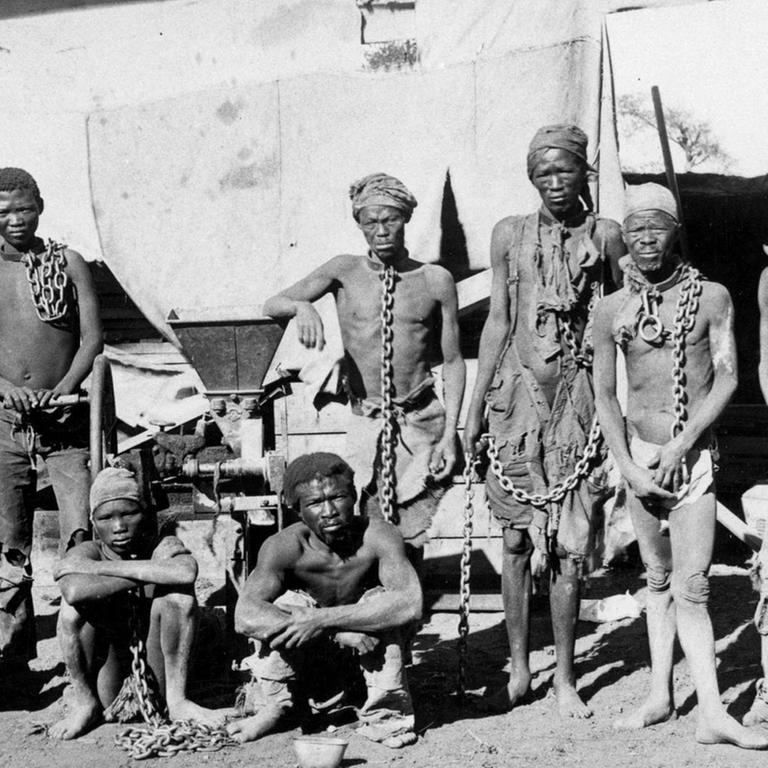 Herero- und Nama-Gefangene um 1904 im heutigen Namibia.