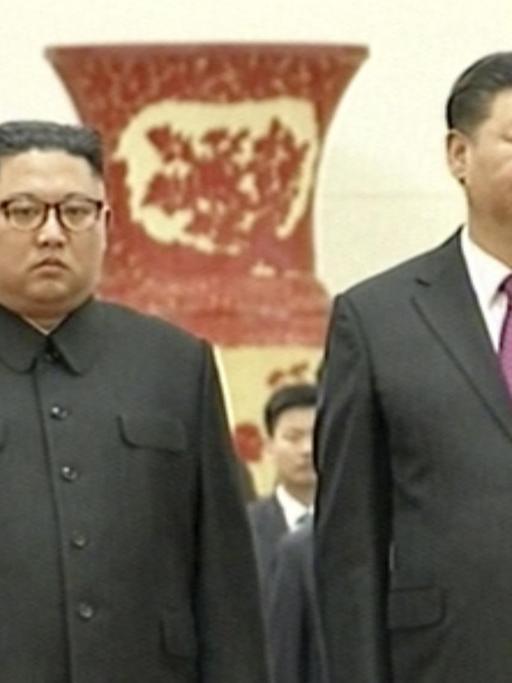 Kim Jong Un (l), Nordkoreas Machthaber, und Xi Jinping, Präsident von China, bei einem gemeinsamen Treffen.