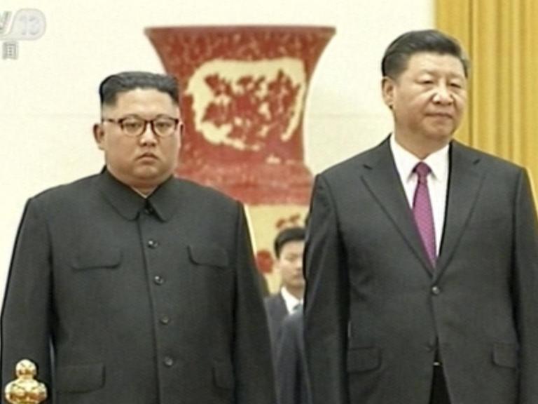 Kim Jong Un (l), Nordkoreas Machthaber, und Xi Jinping, Präsident von China, bei einem gemeinsamen Treffen.