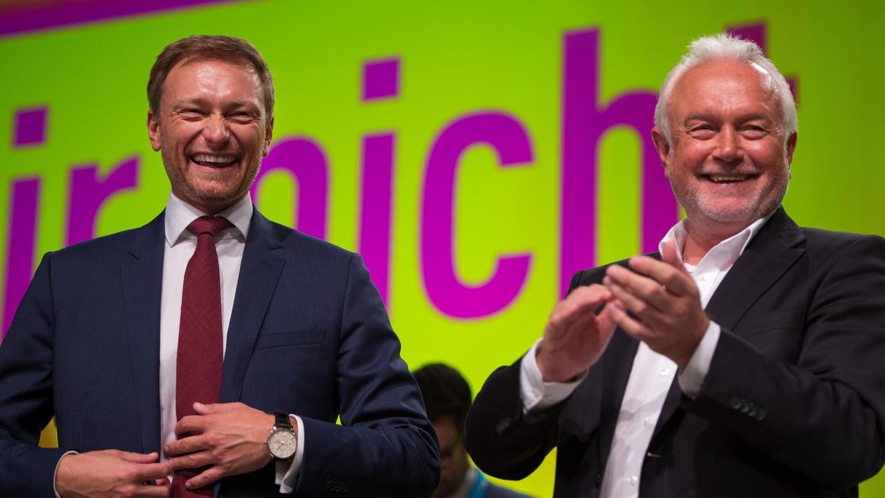 Christian Lindner und Wolfgang Kubicki stehen nach Lindners Rede beim FDP-Bundesparteitag auf der Bühne. Beide lachen, Kubicki applaudiert.