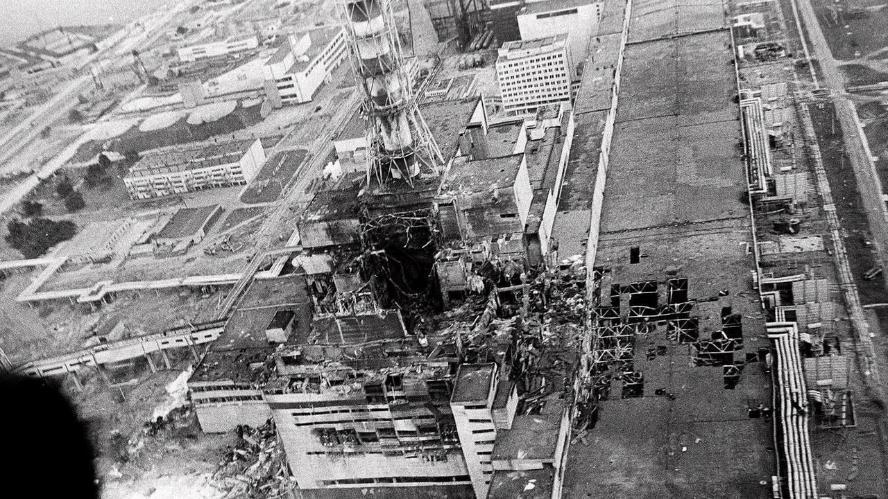 Luftaufnahme nach der Atomkatastrophe von Tschernobyl vom 26. April 1986, eines der schlimmsten von Menschen verursachten Unglücke. Die Luftaufnahme zeigt den zerstörten 4. Reaktor vor dem Schornstein, dahinter liegt der 3. Reaktor. Luftaufnahme nach der Atomkatastrophe von Tschernobyl vom 26. April 1986, eines der schlimmsten von Menschen verursachten Unglücke. Die Luftaufnahme zeigt den zerstörten 4. Reaktor vor dem Schornstein, dahinter liegt der 3. Reaktor.