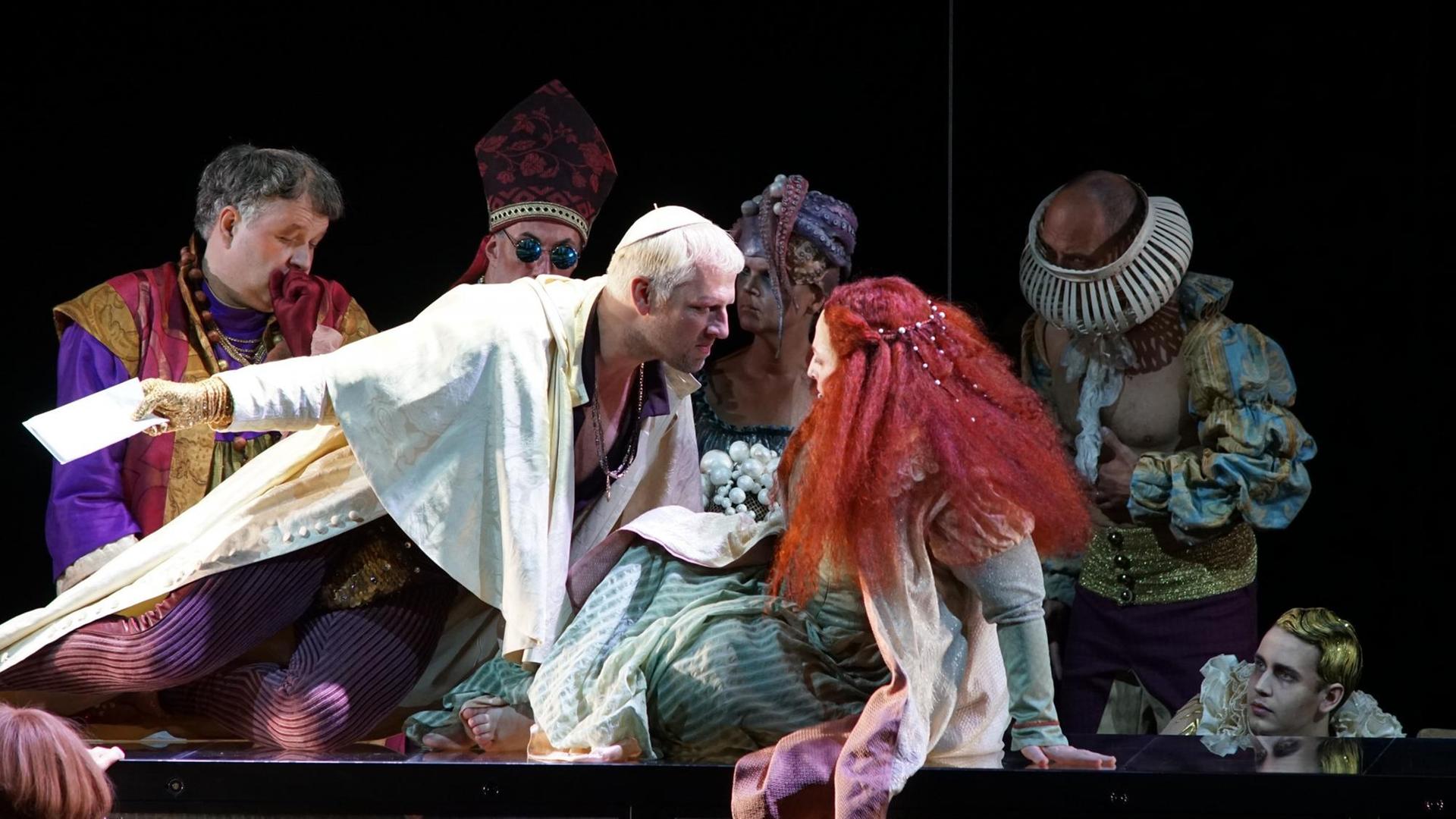 Szene aus der Oper "Beatrice Cenci" bei den Bregenzer Festspielen: Christoph Pohl als Graf Francesco Cenci (vorne links) und Gal James als Beatrice (vorne rechts)
