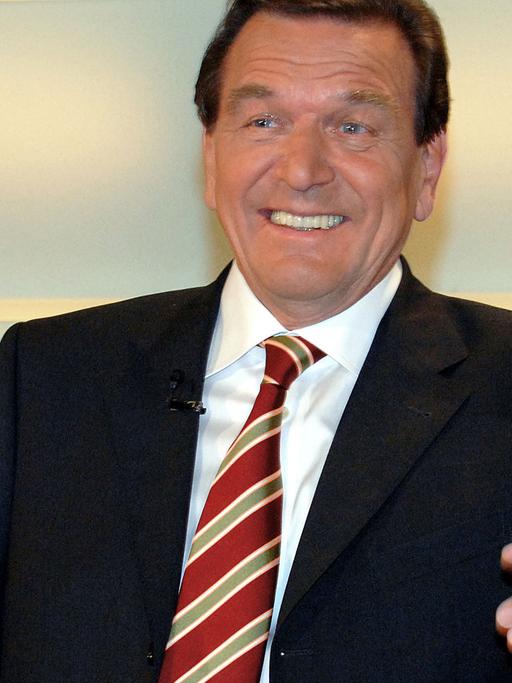 Bundeskanzler Gerhard Schröder sitzt am Wahlsonntag (18.09.05) vor dem Beginn der "Berliner Runde", der sogenannten Elefantenrunde, im ZDF-Hauptstadtstudio in Berlin lachend in seinem Stuhl.