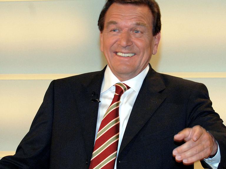 Bundeskanzler Gerhard Schröder sitzt am Wahlsonntag (18.09.05) vor dem Beginn der "Berliner Runde", der sogenannten Elefantenrunde, im ZDF-Hauptstadtstudio in Berlin lachend in seinem Stuhl.