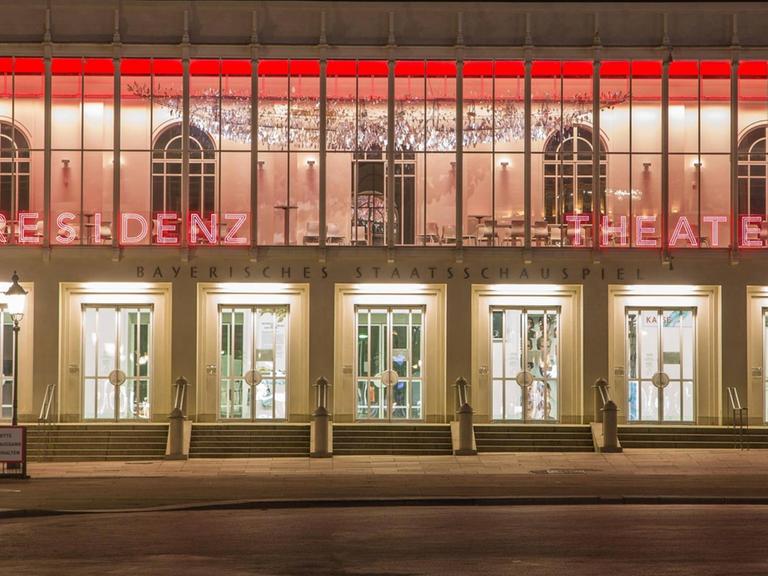 Abendlich erleuchtetes Residenztheater am Max-Joseph-Platz in München.