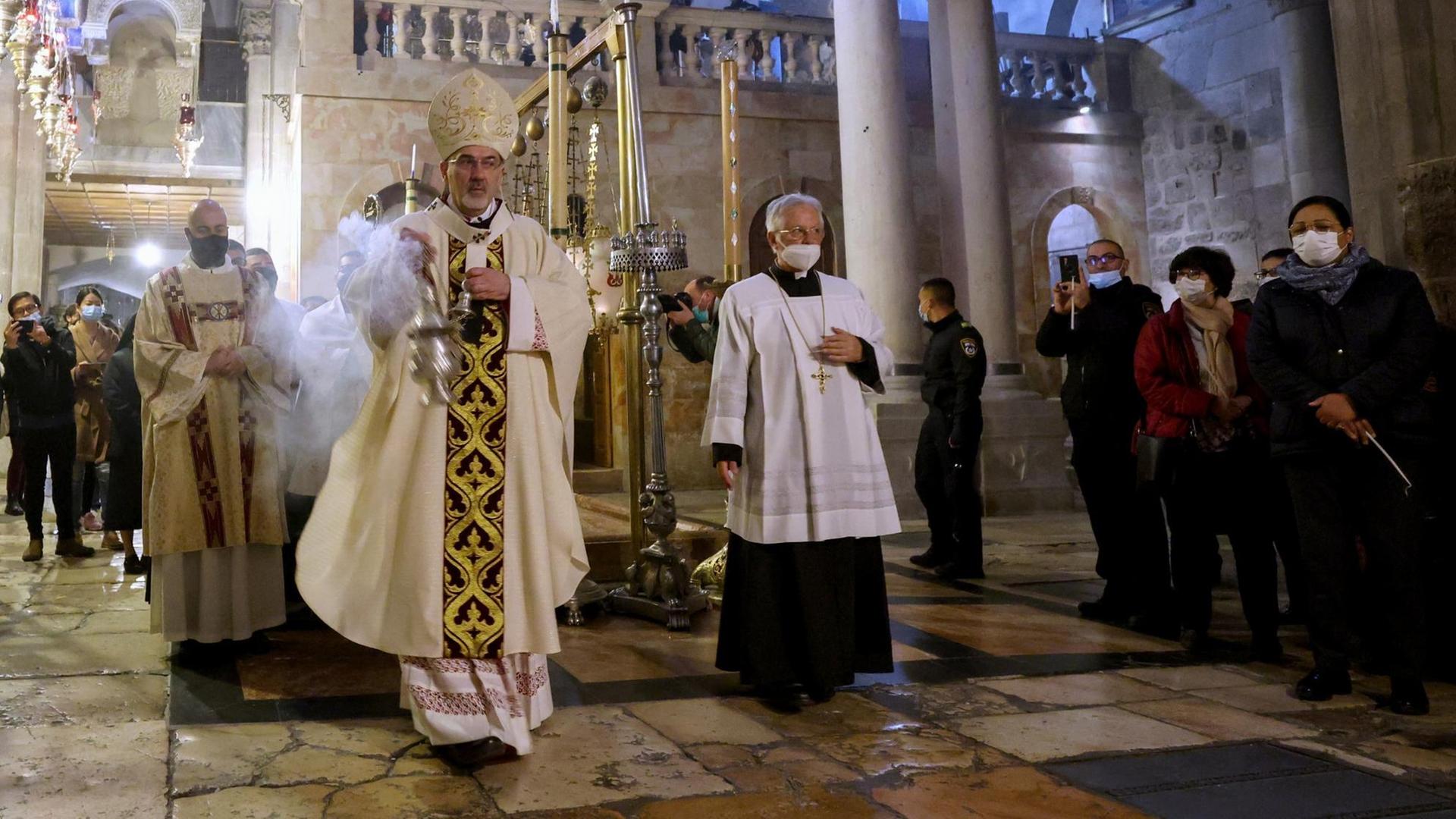 Der Lateinische Patriarch Pierbattista Pizzaballa bei der Ostermesse in der Jerusalemer Grabeskirche (Archivbild) Der Lateinische Patriarch Pierbattista Pizzaballa bei der Ostermesse in der Jerusalemer Grabeskirche (Archivbild)