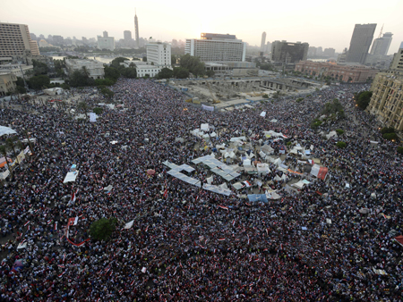 Wieder kamen gestern Abend Zehntausende auf den Kairoer Tahrir-Platz, um gegen Mursi zu demonstrieren