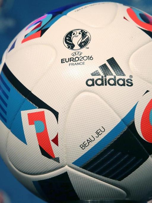 Offizieller Spielball der Fußball-Europameisterschaft in Frankreich