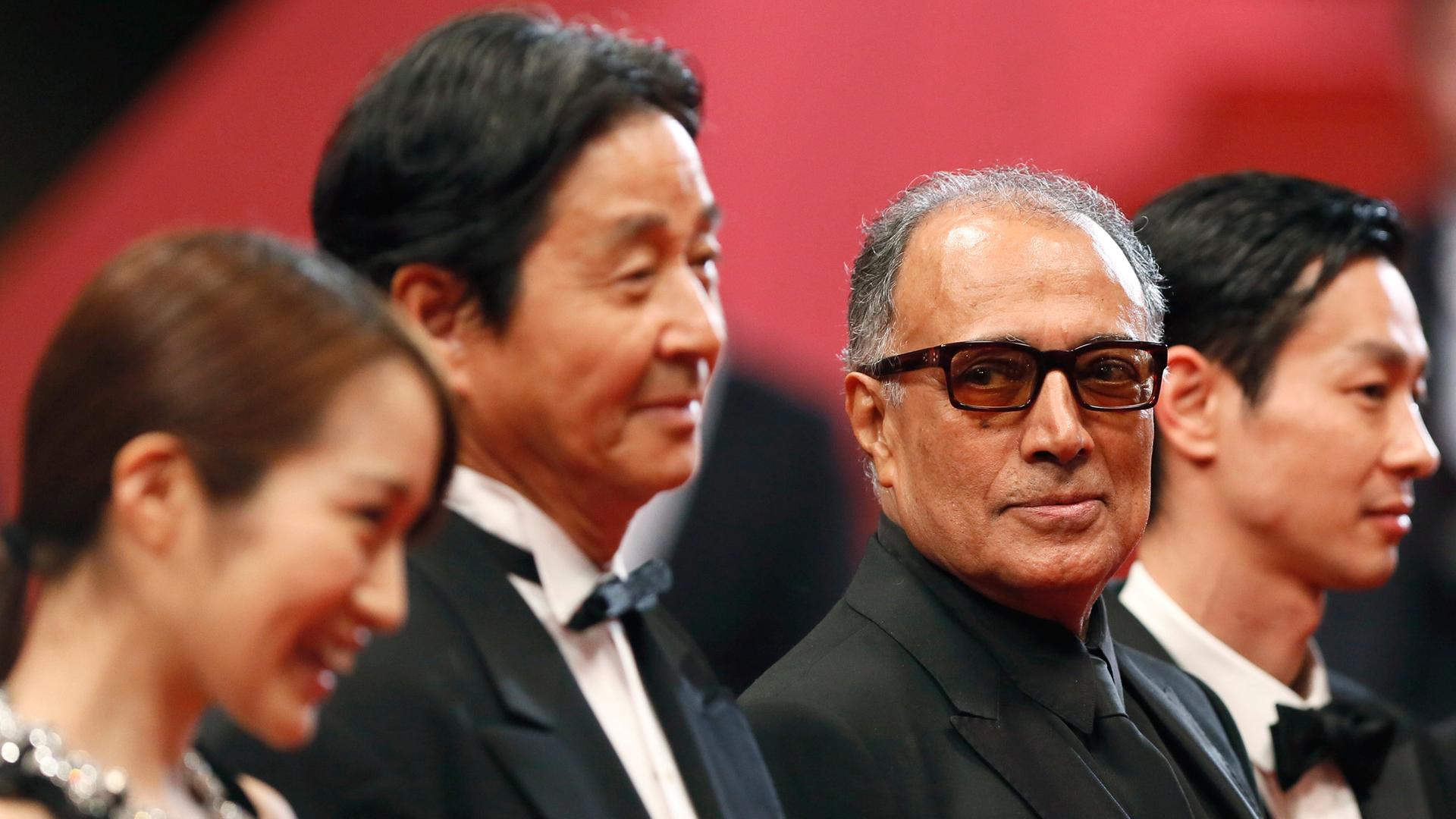 Abbas Kiarostami (2. v. r.) mit seinem Team bei den Filmfestspielen von Cannes