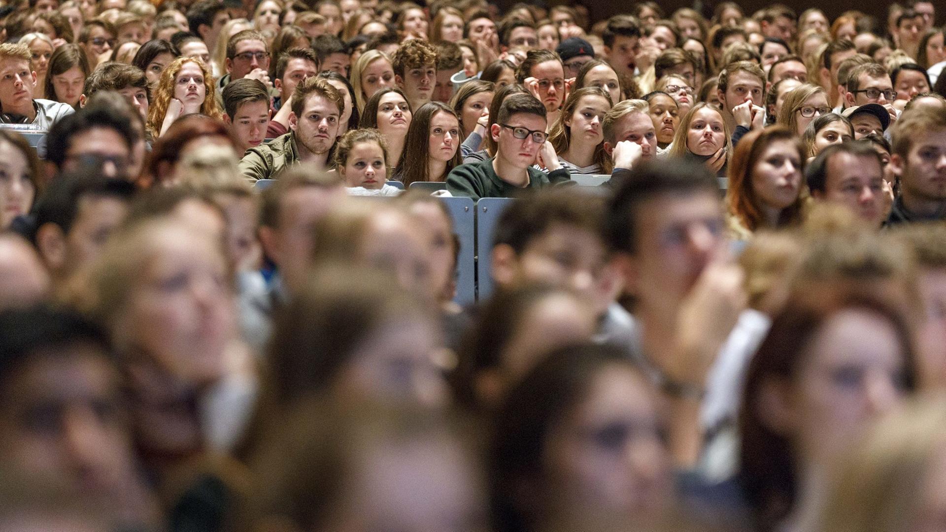 Blick in einen Hörsaal voller Studenten: Erstsemester-Begrüßung an der Universität zu Köln
