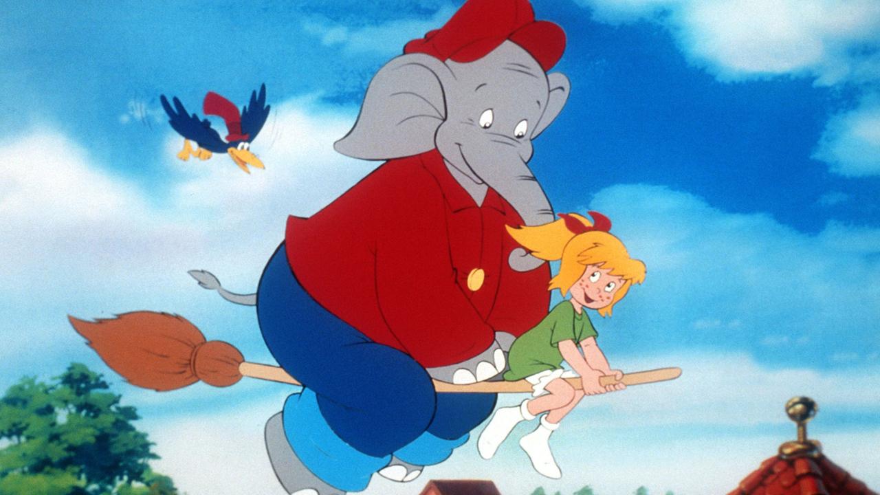 Plakat zum Kinofilm von Benjamin Blümchen, der hier mit Bibi Blocksberg auf einem Besen reitet.