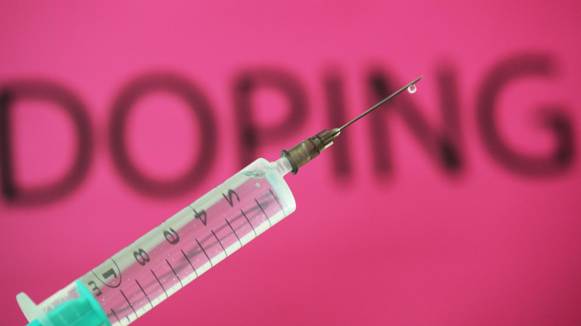 Eine Spritze ist vor dem Wort "Doping" zu sehen. Illustration