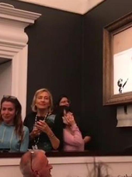 Das Videostandbild, das auf dem Instagram Account des Künstlers Banksy veröffentlicht wurde, zeigt das Werk «Girl with Balloon» von Banksy, welches kurz nach seiner Versteigerung beim Auktionshaus Sotheby's geschreddert wird