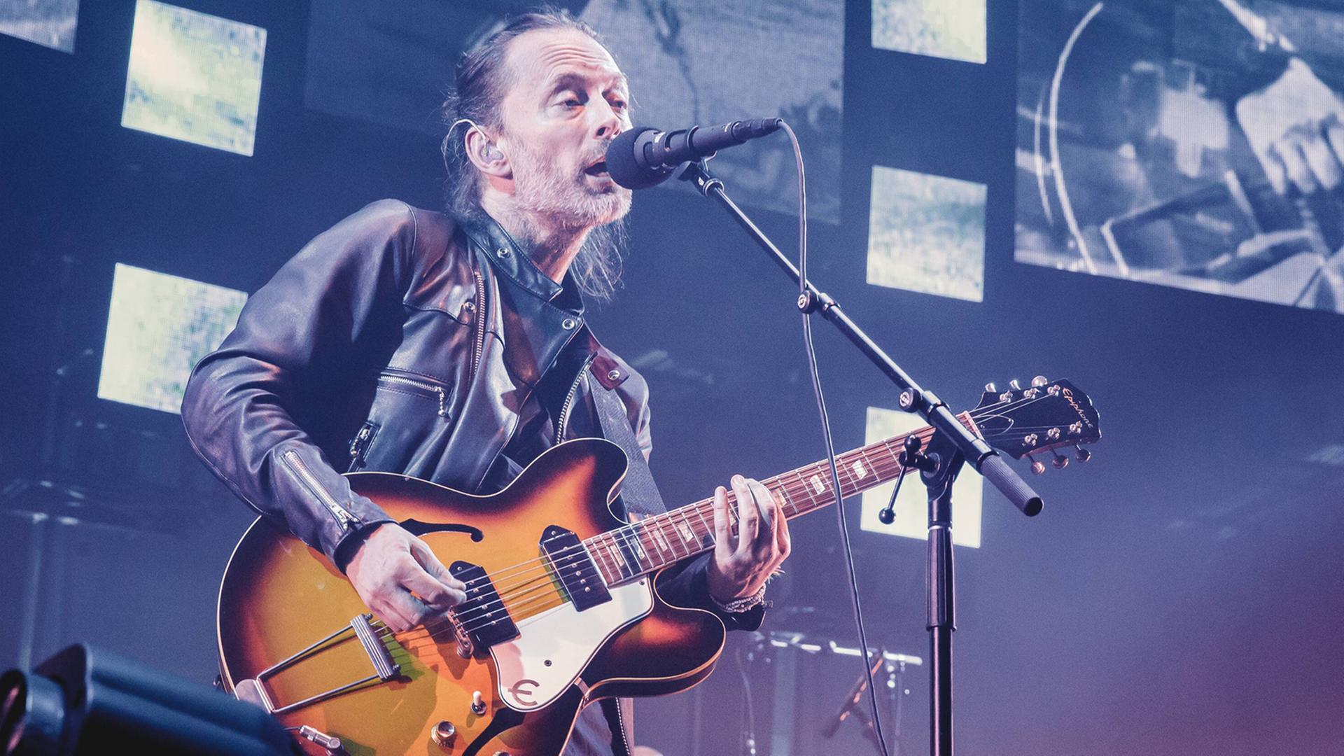 Thom Yorke bei einem Konzert mit seiner Band Radiohead in Paris am 23. Mai 2016 .