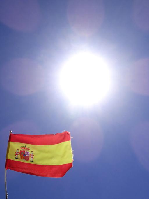 Die Spanische Flagge weht am 05.06.2013 an der Costa Calma (Fuerteventura) unter der am wolkenlosen Himmel stehenden Sonne.