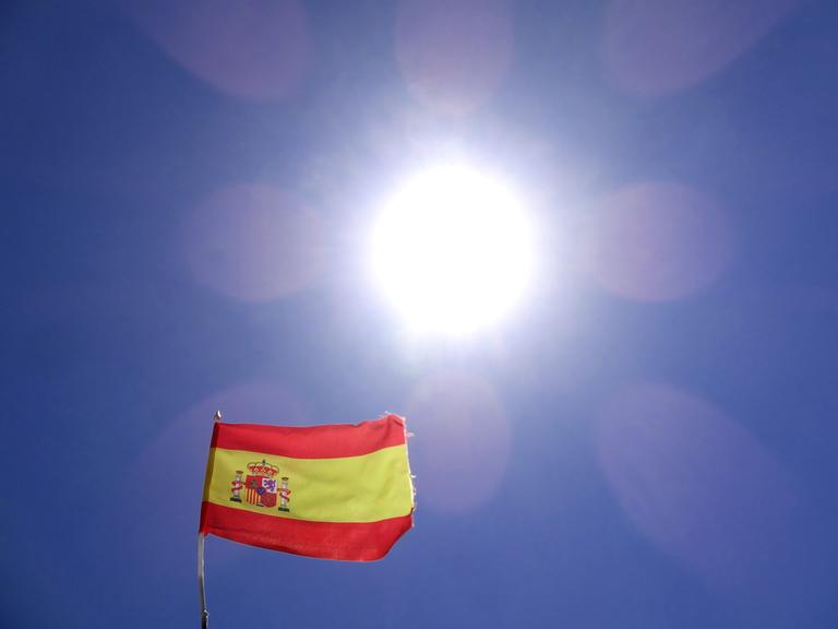 Die Spanische Flagge weht am 05.06.2013 an der Costa Calma (Fuerteventura) unter der am wolkenlosen Himmel stehenden Sonne.