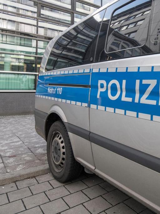Ein Polizeiwagen steht vor dem 1. Polizeirevier auf der Zeil in Frankfurt am Main.