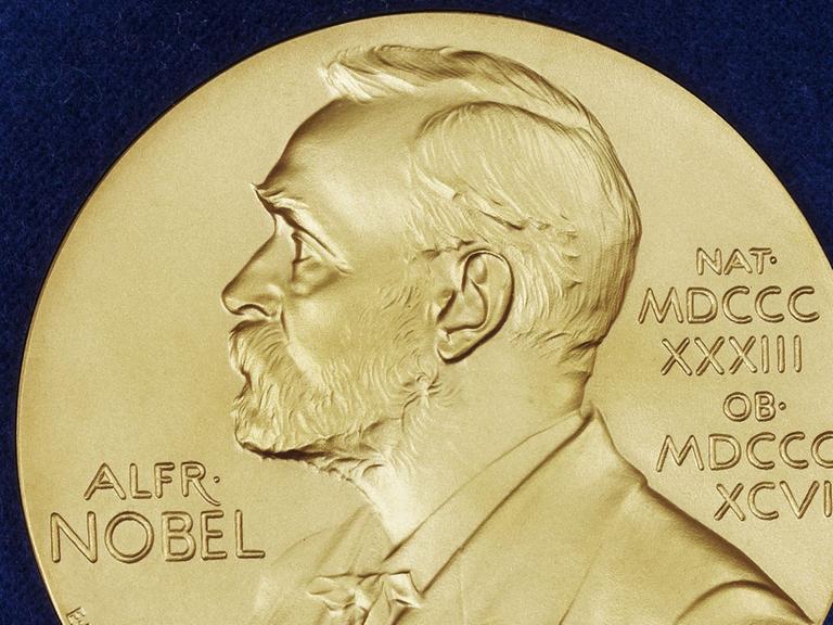 Die Medaille zum Nobelpreis für Literatur zeigt seinen Stifter Alfred Nobel.