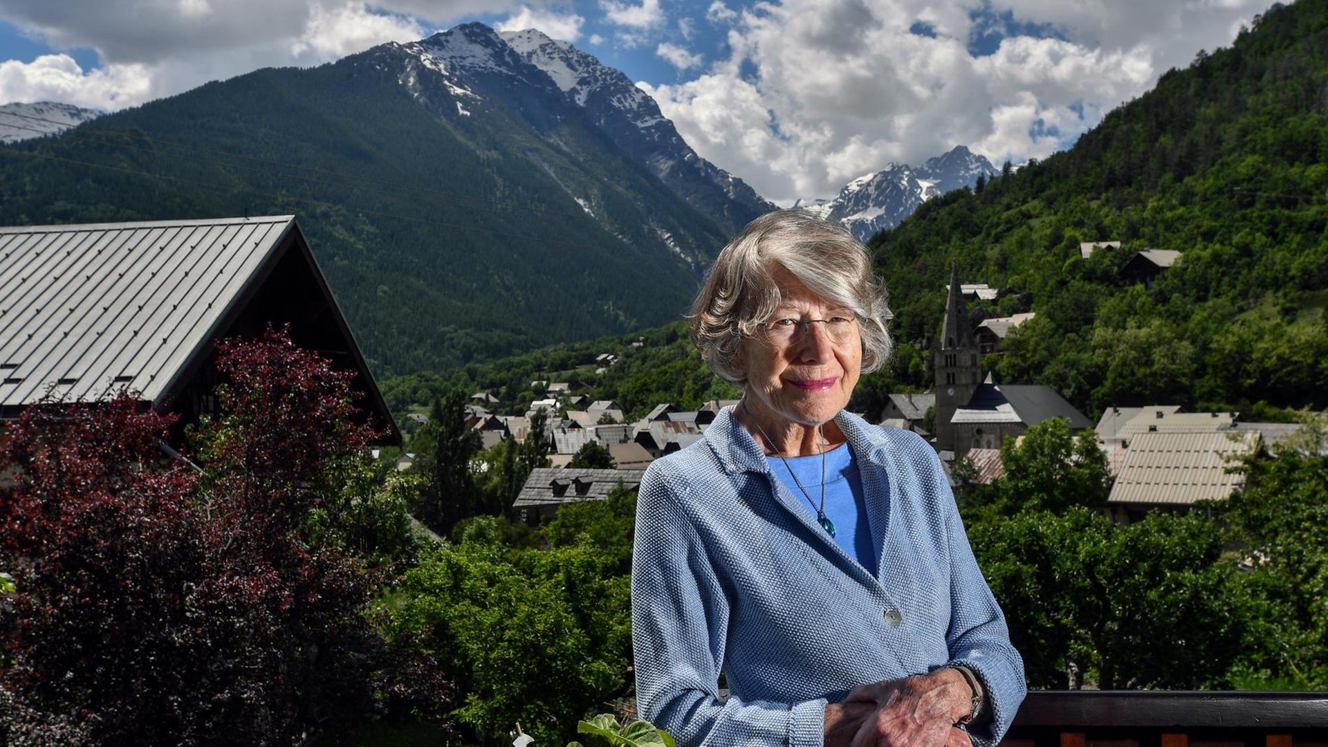 Französische Theologin Anne Soupa vor einem Bergpanorama
