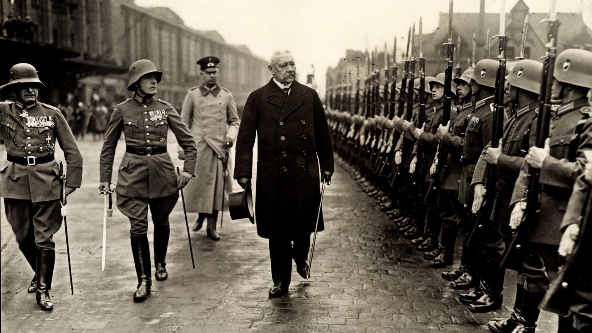 Die historische Schwarz-Weiß-Aufnahe zeigt Reichspräsident Paul von Hindenburg mit einer Ehrenkompanie am Leipziger Bahnhof.