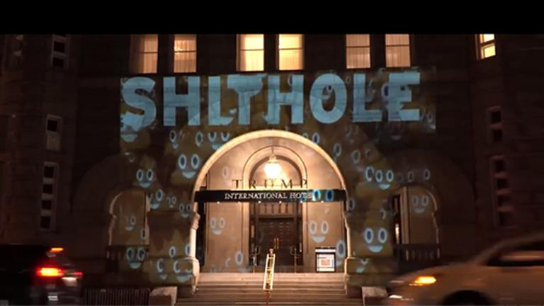 Das Wort "shithole" (Drecksloch) als Projektion auf der Fassade des Trump International Hotel in Washington D.C.