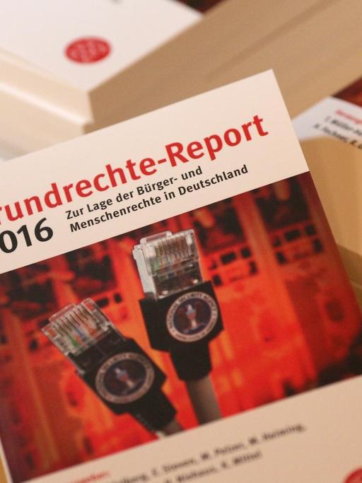 Exemplare des Grundrechte-Reports 2016 der Humanistischen Union liegen in Karlsruhe auf einem Tisch. Der Report beschäftigt sich mit dem Umgang mit Bürger- und Menschenrechten in Deutschland im Jahr 2015.