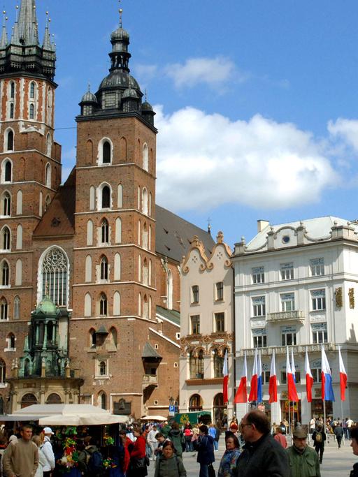 Blick über den Marktplatz (Rynek) in der Altstadt von Krakow auf die Marienkirche.