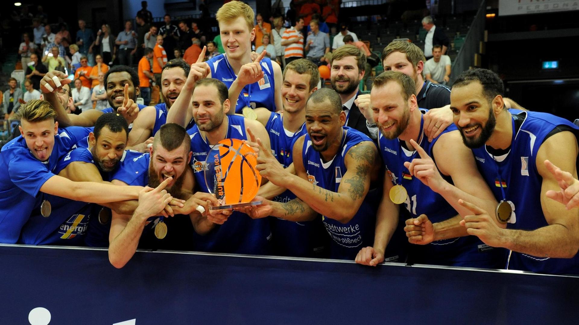 Die Basketballer von Science City Jena feiern sich als Deutscher Meister der 2. Bundesliga
