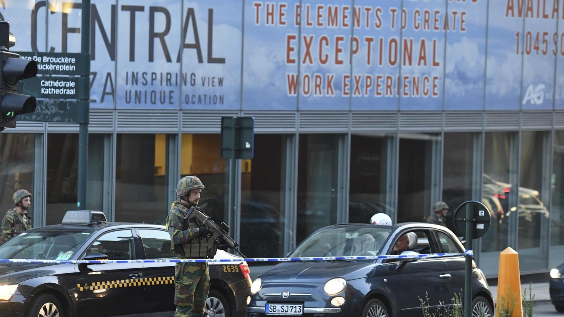 Soldaten patrouillieren vor dem Bahnhof Central in Brüssel.